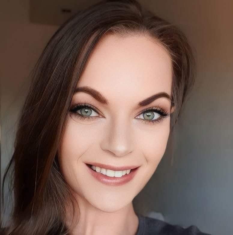 Portrait of Coach Sarah, online wellness coach in South Africa